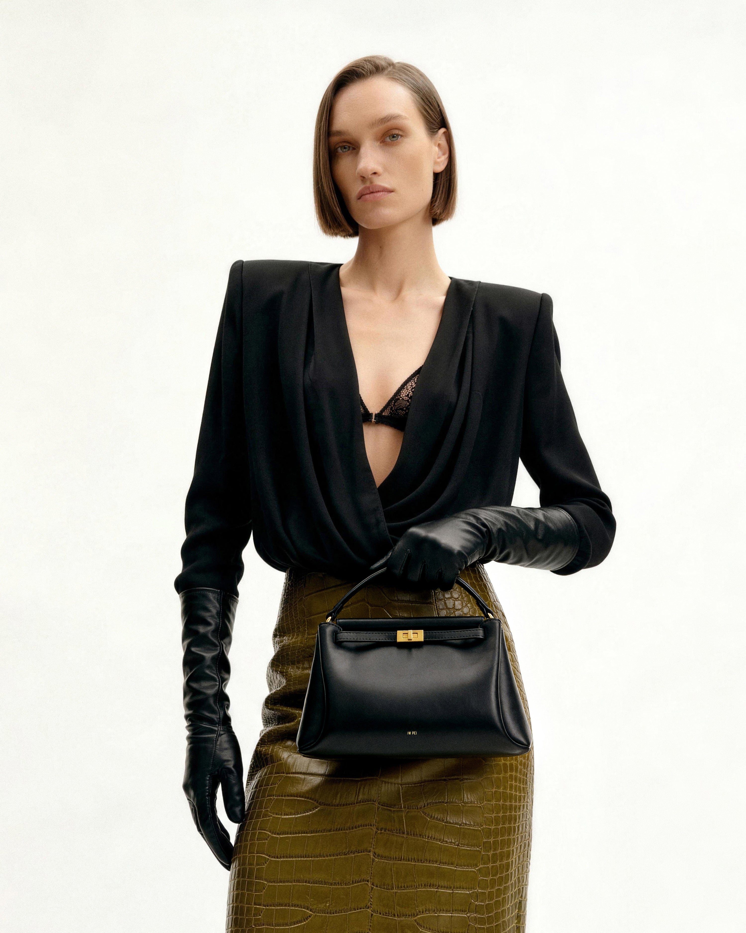 【人気】JW PEI ミニハンドバッグ ブラック 高級感 コンパクト Carmen Top Handle Bag - Black - JW PEI LATAM